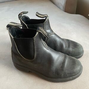 Black Blundstones